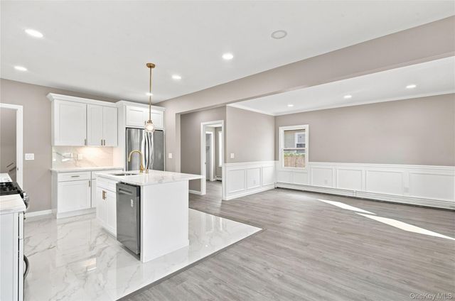 16 West Drive, Bay Shore, NY 11706