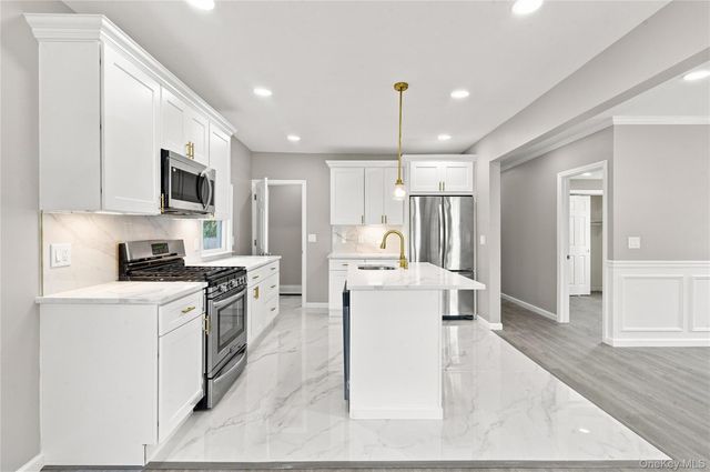 16 West Drive, Bay Shore, NY 11706