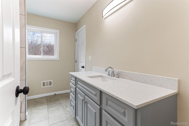 3745 Capitol Way, Highland Charter Township, MI 48356