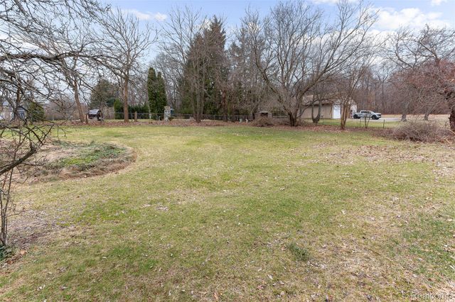 3745 Capitol Way, Highland Charter Township, MI 48356