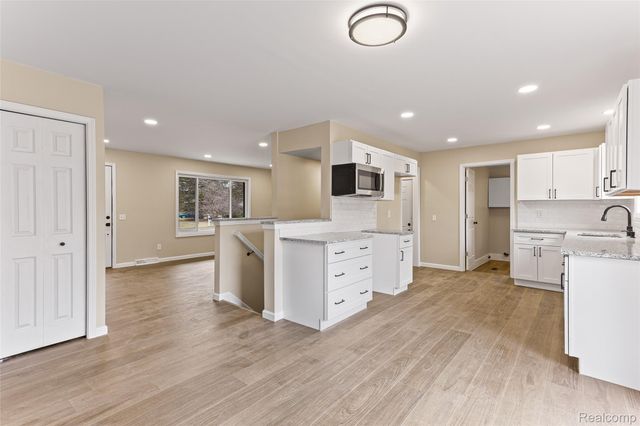 3745 Capitol Way, Highland Charter Township, MI 48356