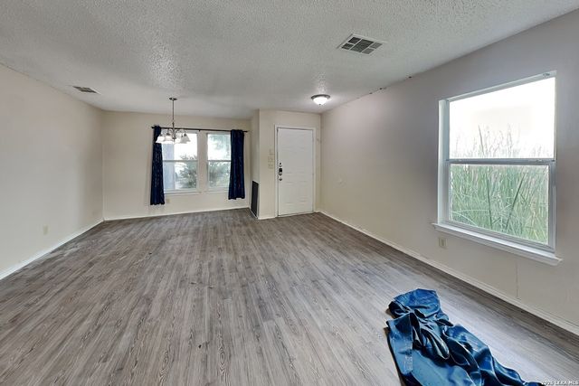 8055 CHESTNUT CEDAR DR, Converse, TX 78109