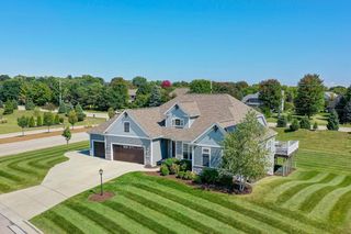 5622 S Fox Tail COURT, New Berlin, WI 53151