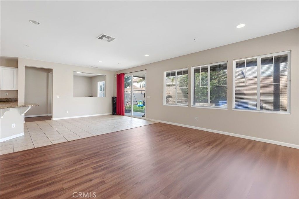 Image 10 of property listing at 37241 Sierra Grove Drive, Murrieta, CA 92563