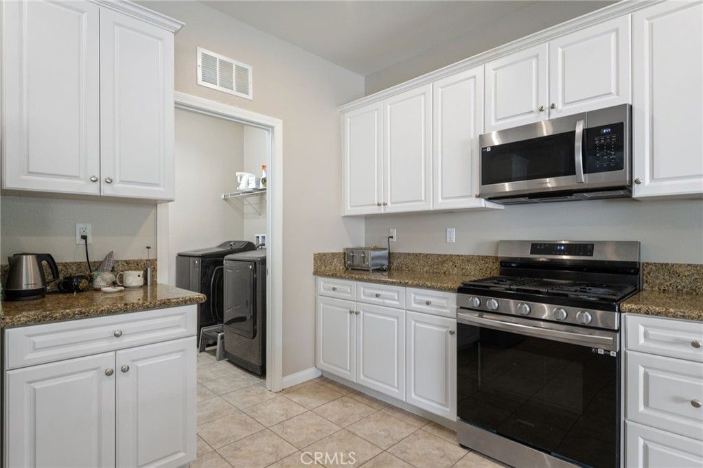 Image 14 of property listing at 37241 Sierra Grove Drive, Murrieta, CA 92563