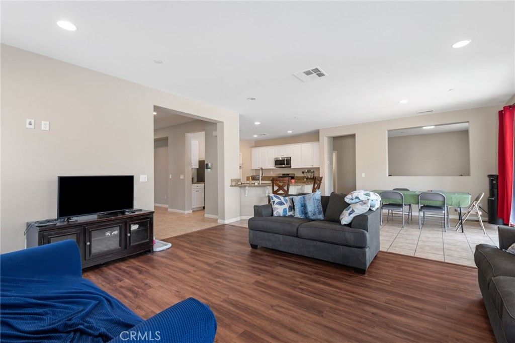 Image 9 of property listing at 37241 Sierra Grove Drive, Murrieta, CA 92563