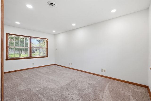 516 Forrest Road, Cedar Falls, IA 50613