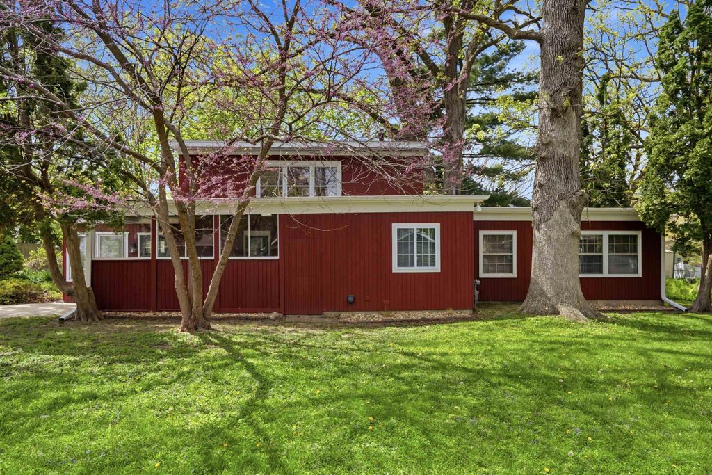 516 Forrest Road, Cedar Falls, IA 50613