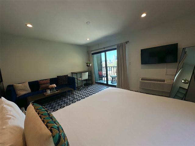 201 Academy Dr DR 204, Austin, TX 78704