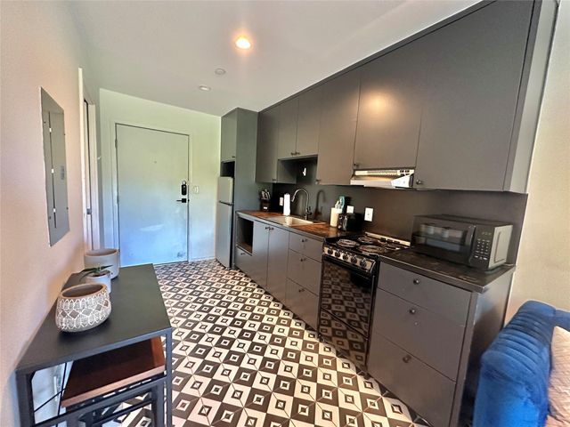 201 Academy Dr DR 204, Austin, TX 78704