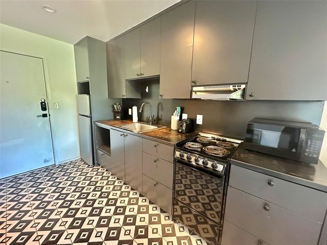 201 Academy Dr DR 204, Austin, TX 78704