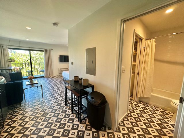 201 Academy Dr DR 204, Austin, TX 78704