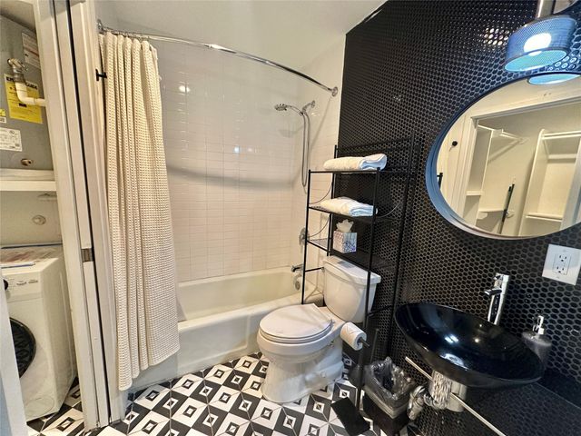 201 Academy Dr DR 204, Austin, TX 78704