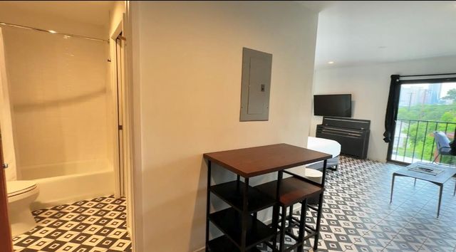 201 Academy Dr DR 204, Austin, TX 78704