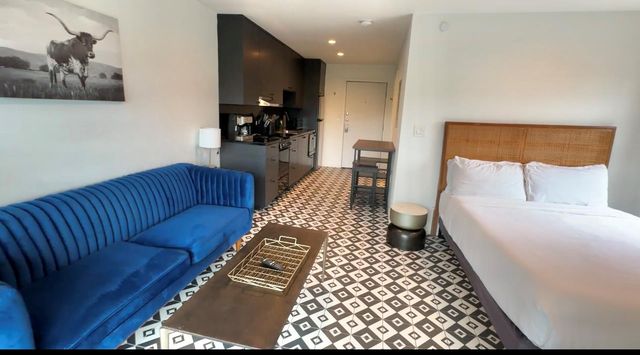 201 Academy Dr DR 204, Austin, TX 78704