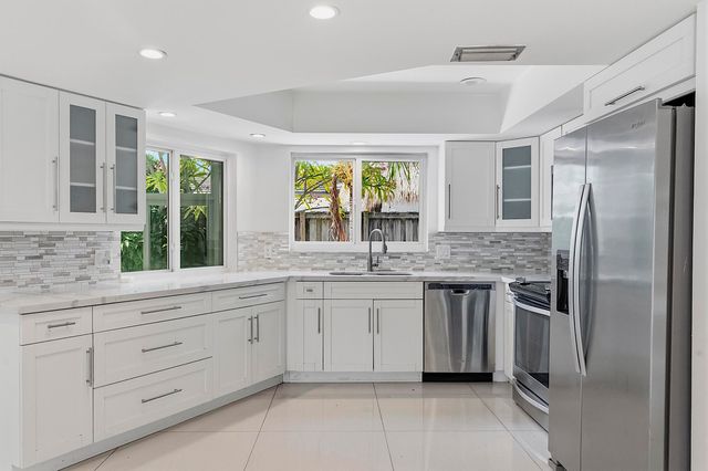 2910 NE 40th Court, Lighthouse Point, FL 33064