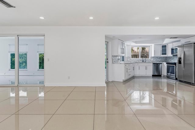 2910 NE 40th Court, Lighthouse Point, FL 33064