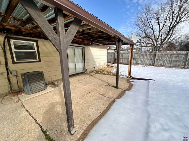 1331 SW Croix ST, Topeka, KS 66611