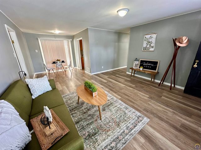 1331 SW Croix ST, Topeka, KS 66611