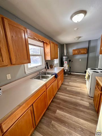 1331 SW Croix ST, Topeka, KS 66611