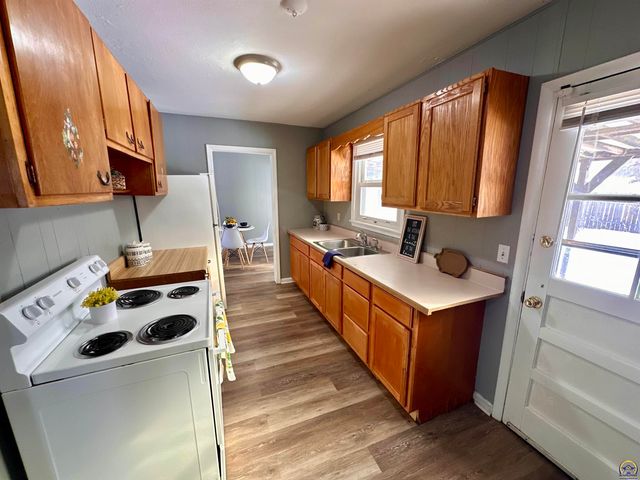 1331 SW Croix ST, Topeka, KS 66611