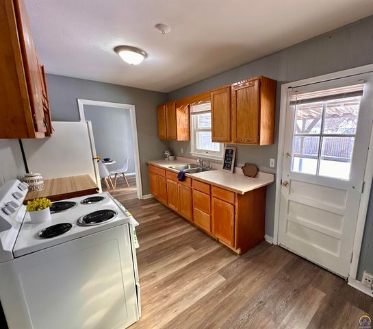 1331 SW Croix ST, Topeka, KS 66611