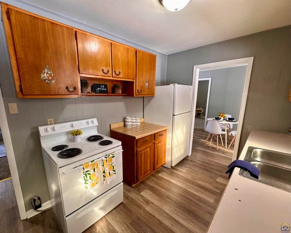 1331 SW Croix ST, Topeka, KS 66611