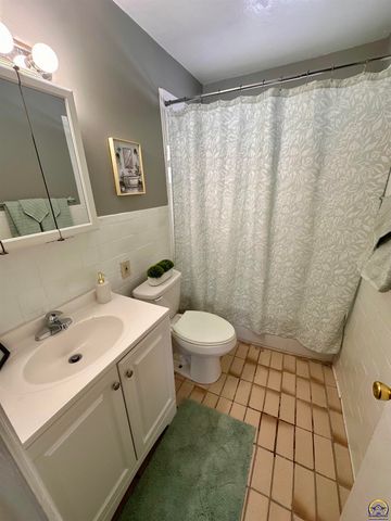 1331 SW Croix ST, Topeka, KS 66611