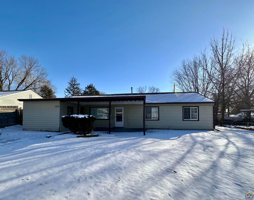 1331 SW Croix ST, Topeka, KS 66611