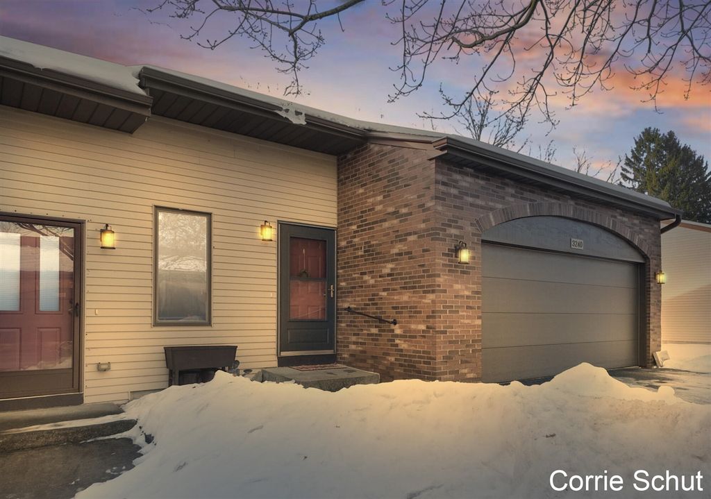 3240 Arrowhead Arms Court, Grandville, MI 49418