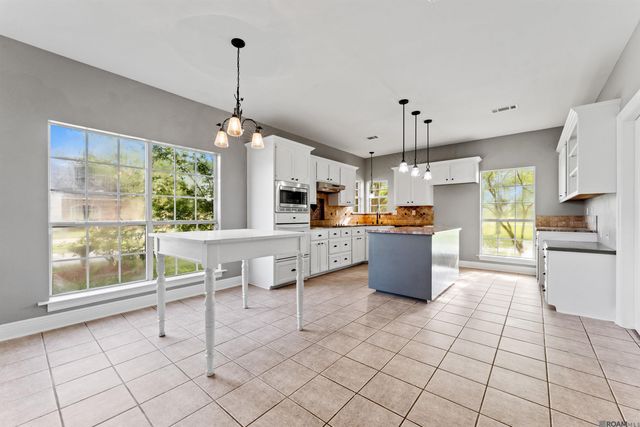 16009 Acadia Dr, Prairieville, LA 70769