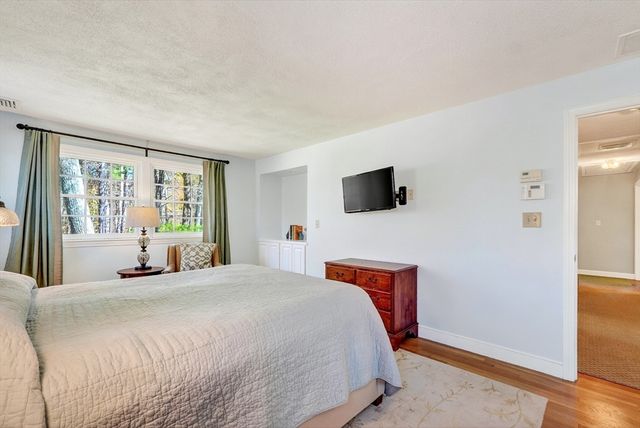 14 Beverly Rd, Bedford, MA 01730