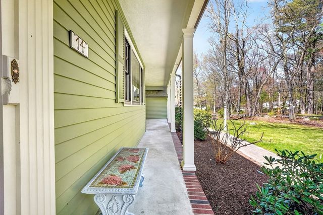 14 Beverly Rd, Bedford, MA 01730