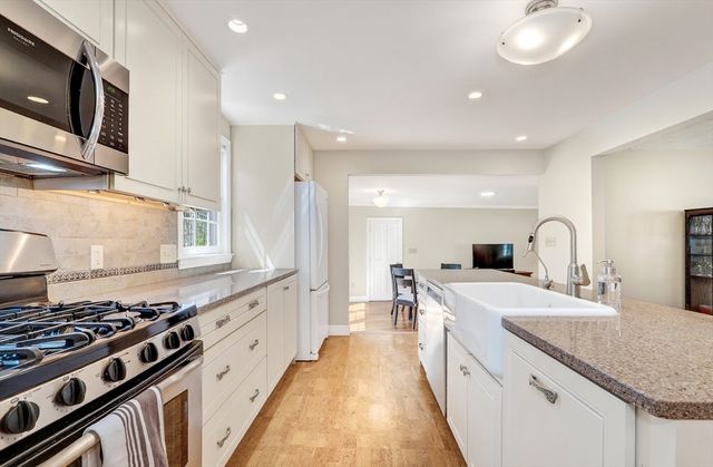 14 Beverly Rd, Bedford, MA 01730