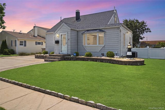 4 Flint Road, Amity Harbor, NY 11701