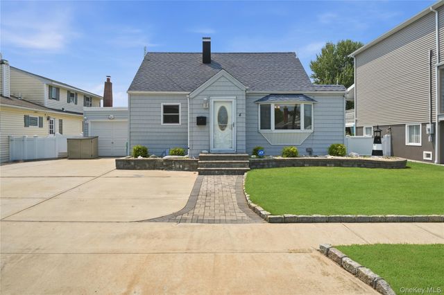 4 Flint Road, Amity Harbor, NY 11701