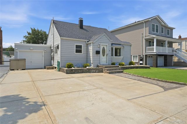4 Flint Road, Amity Harbor, NY 11701