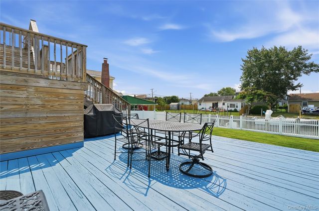 4 Flint Road, Amity Harbor, NY 11701