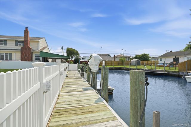 4 Flint Road, Amity Harbor, NY 11701