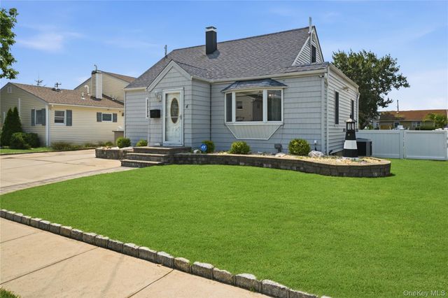 4 Flint Road, Amity Harbor, NY 11701