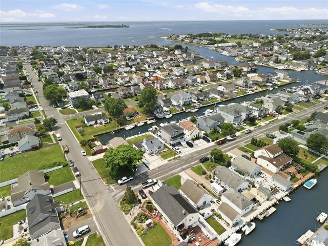 4 Flint Road, Amity Harbor, NY 11701