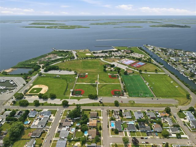4 Flint Road, Amity Harbor, NY 11701