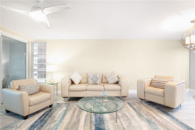 21 Bluebill AVE B-303, Naples, FL 34108