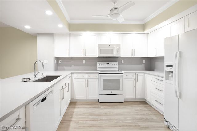 21 Bluebill AVE B-303, Naples, FL 34108