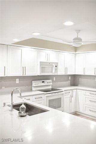 21 Bluebill AVE B-303, Naples, FL 34108