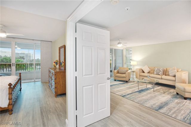 21 Bluebill AVE B-303, Naples, FL 34108