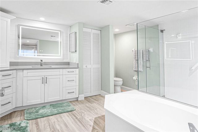 21 Bluebill AVE B-303, Naples, FL 34108