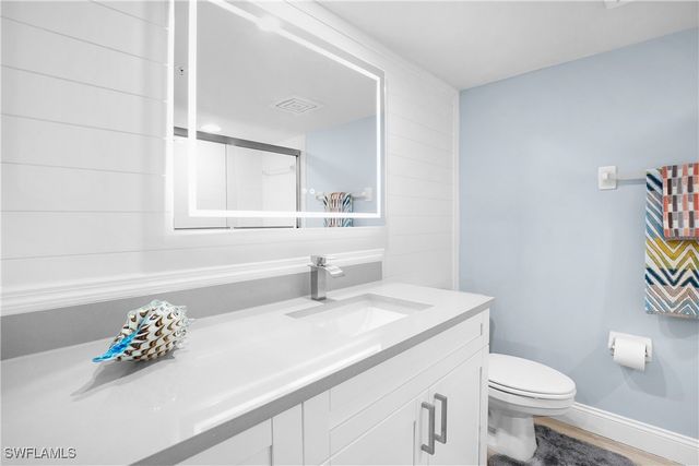 21 Bluebill AVE B-303, Naples, FL 34108