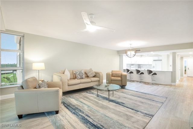 21 Bluebill AVE B-303, Naples, FL 34108