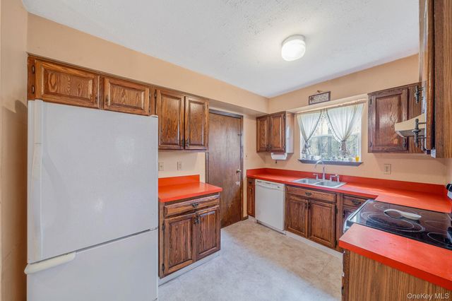 72 W Dennis Lane, Coram, NY 11727